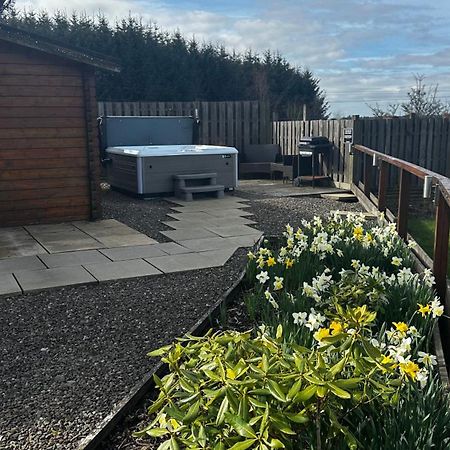 Lochinvar - Highland Log Cabin With Private Hot Tub Airdrie Esterno foto