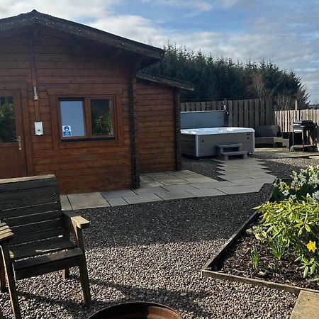 Lochinvar - Highland Log Cabin With Private Hot Tub Airdrie Esterno foto