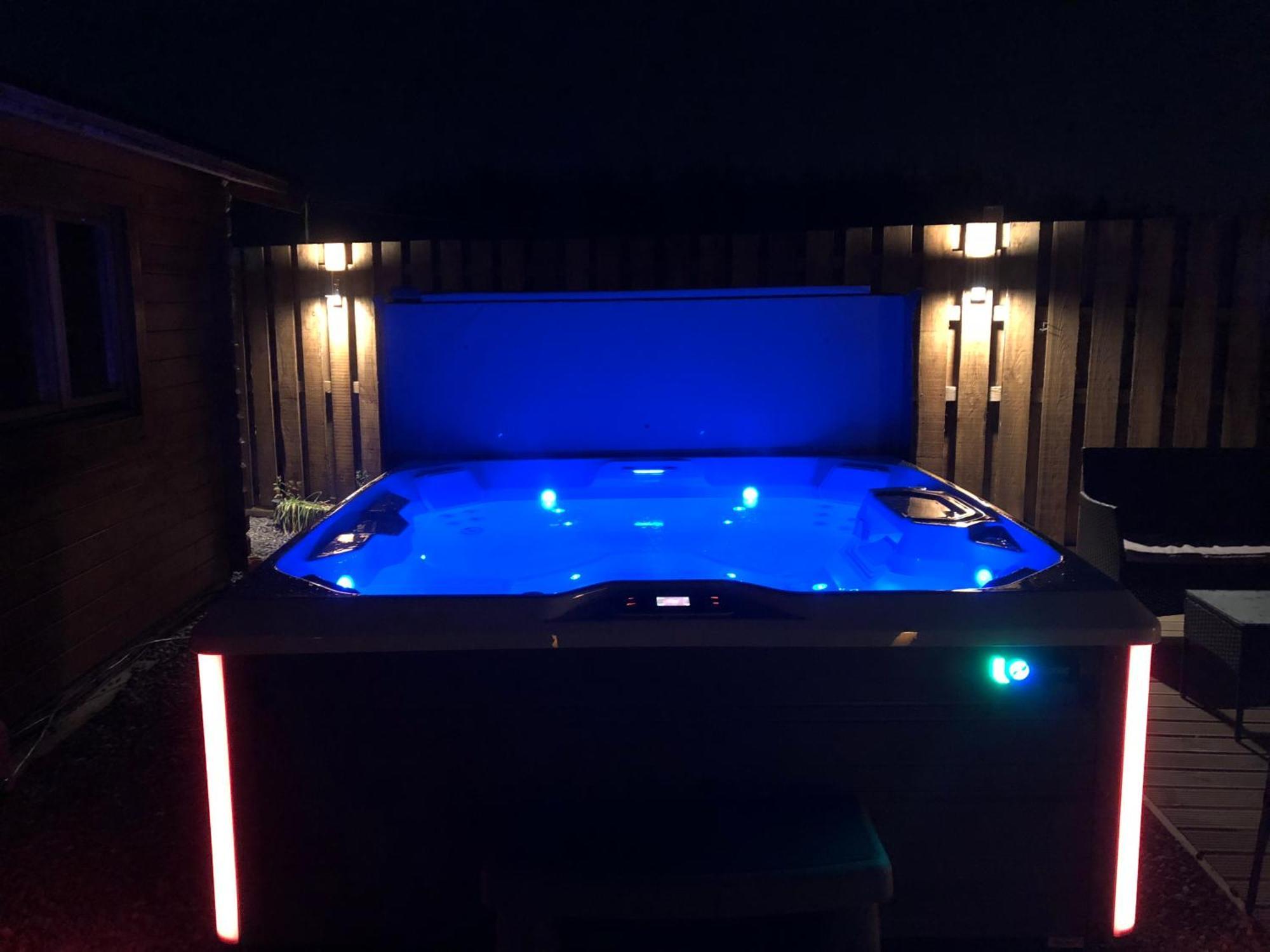 Lochinvar - Highland Log Cabin With Private Hot Tub Airdrie Esterno foto