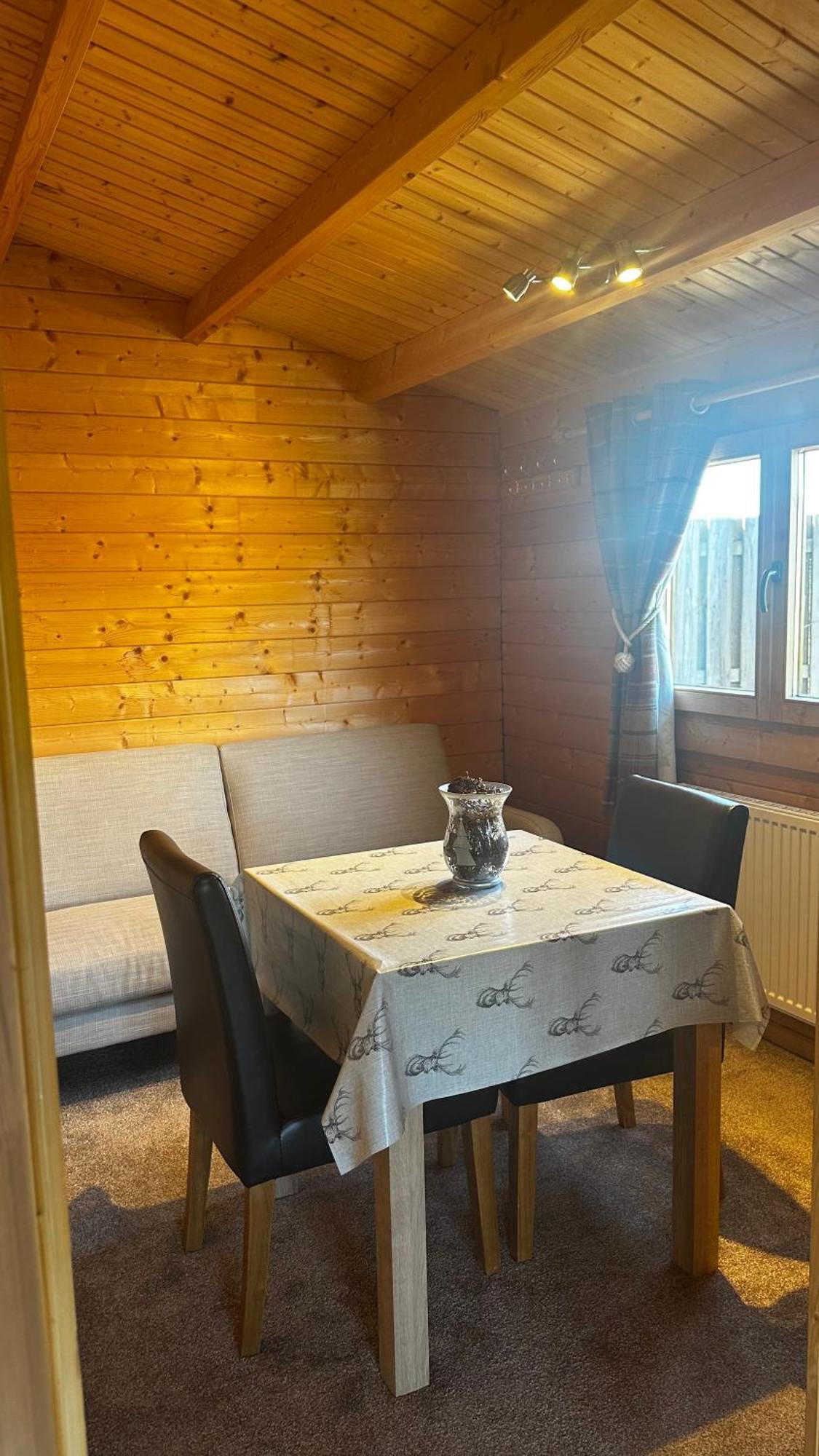 Lochinvar - Highland Log Cabin With Private Hot Tub Airdrie Esterno foto