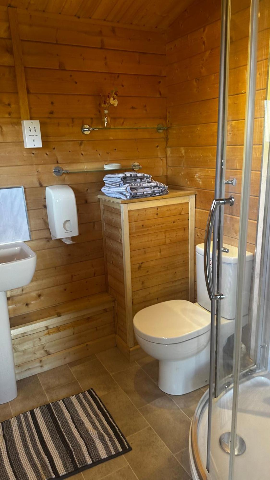 Lochinvar - Highland Log Cabin With Private Hot Tub Airdrie Esterno foto