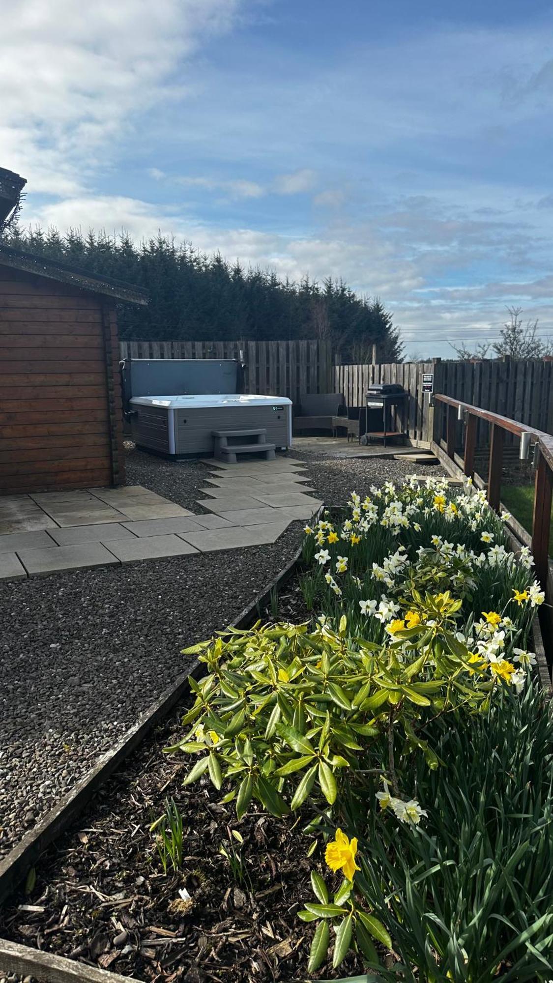 Lochinvar - Highland Log Cabin With Private Hot Tub Airdrie Esterno foto
