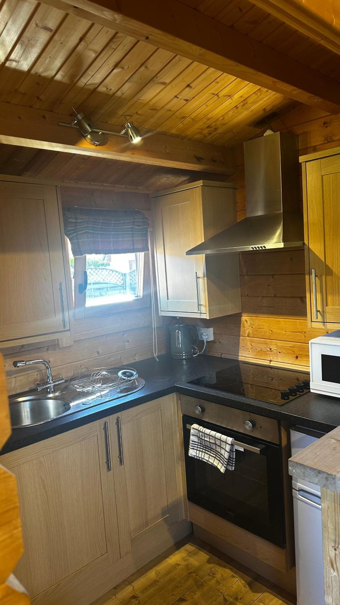 Lochinvar - Highland Log Cabin With Private Hot Tub Airdrie Esterno foto