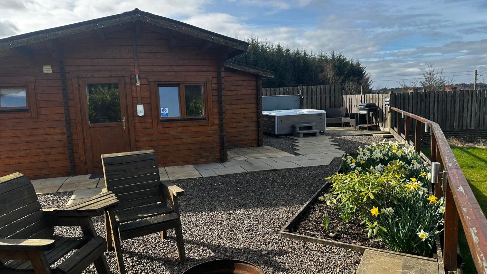 Lochinvar - Highland Log Cabin With Private Hot Tub Airdrie Esterno foto