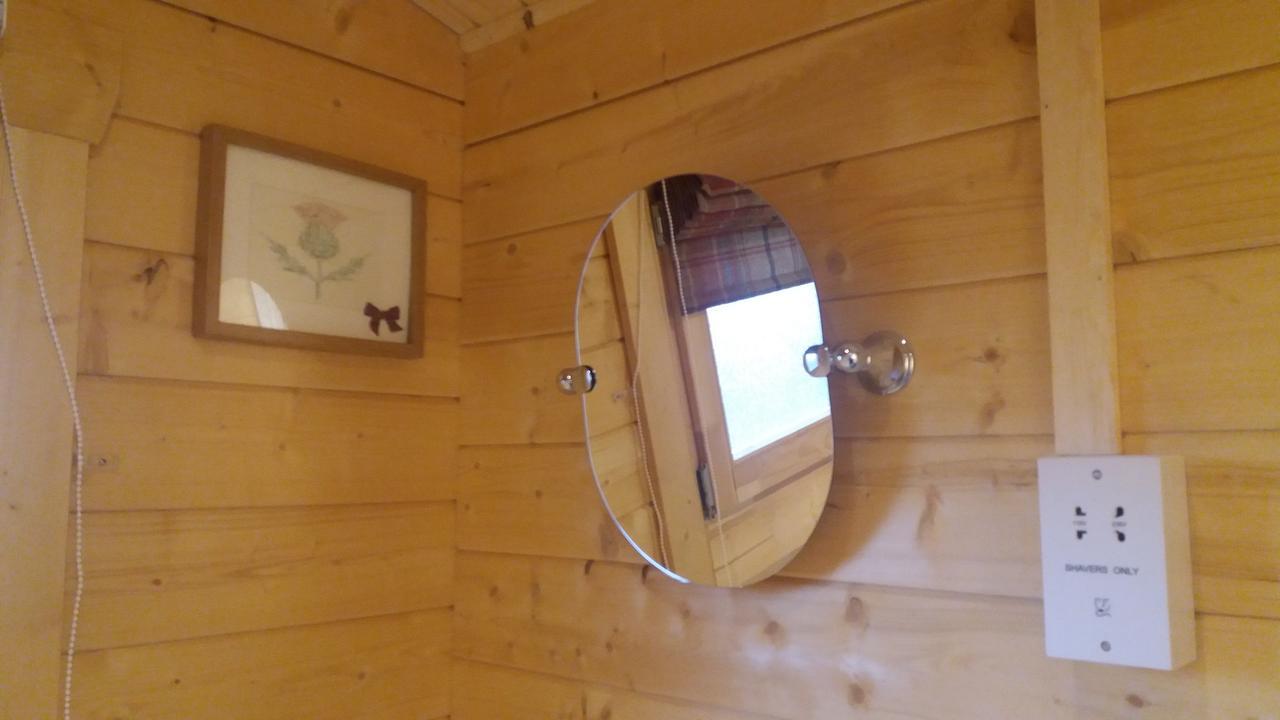Lochinvar - Highland Log Cabin With Private Hot Tub Airdrie Esterno foto