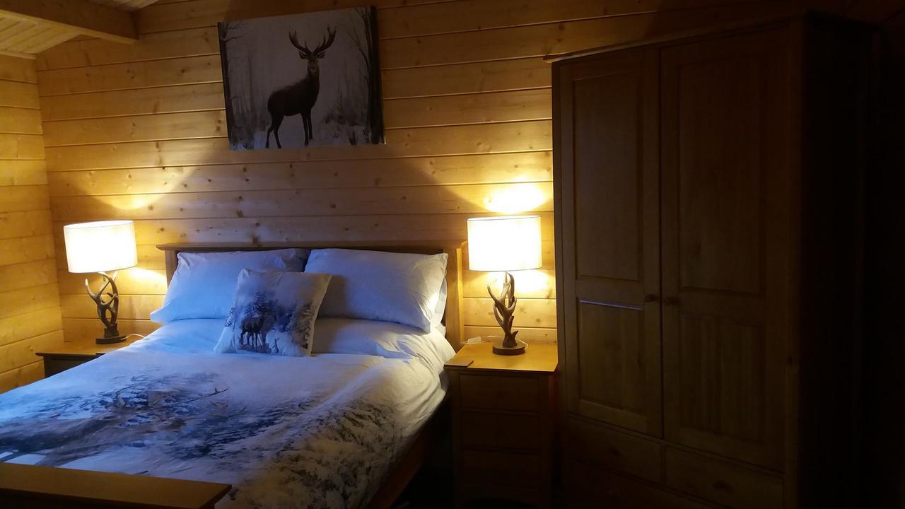Lochinvar - Highland Log Cabin With Private Hot Tub Airdrie Esterno foto